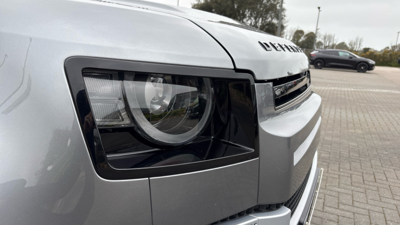 Land Rover Defender 3.0 D200 SE 110 5dr Auto Diesel Estate